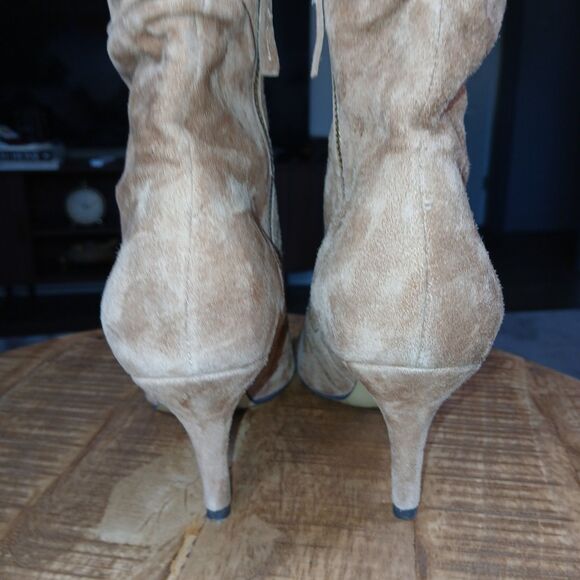 Bella Vita Tan/Beige Suede Sz 6. 5 Bootie Tapered Heel Ankle Boots Gold Zipper - Picture 6 of 15